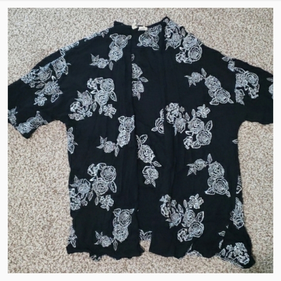 B&w rose kimono/cover up - Picture 4 of 4